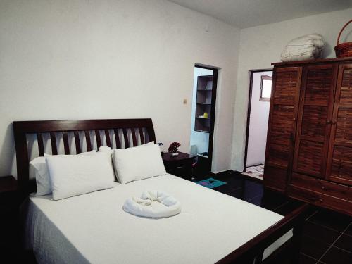 um quarto com uma cama com um chapéu em Myni's House em Xai-Xai