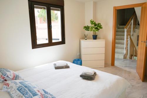een slaapkamer met een bed met twee handdoeken erop bij Casa Topacio Luxury Villa, 3 bedrooms sleeps 8 in Mijas