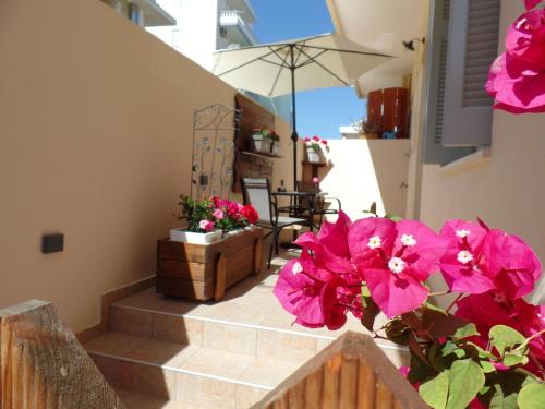 Ellis home with private entrance and nice veranda
