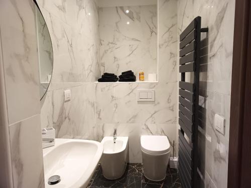ein weißes Bad mit einem Waschbecken und einem WC in der Unterkunft Venezia in Suite - Luxury Accommodation in Venedig
