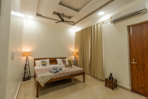 德拉敦Dhruva - Luxury Villa in CBD的带床和天花板的卧室