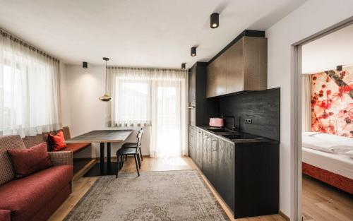 a small apartment with a kitchen and a bedroom at Pension Haus Tirol in Laion