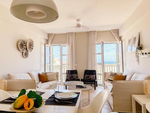 - un salon avec un canapé et une table dans l'établissement Papaya Apartments Boa Vista, à Sal Rei