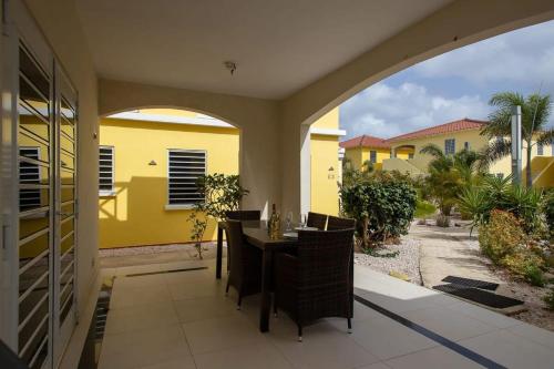 クラレンダイクにあるTrupial F3 Relax & Dive Resort Bonaire Villageのダイニングルーム(テーブル、椅子付)