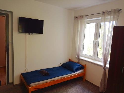 Säng eller sängar i ett rum på Gdańsk tanie noclegi pokój nr 6 1-4 osobowy z łazienką na korytarzu