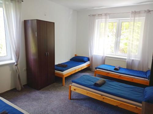 Postel nebo postele na pokoji v ubytování Gdańsk tanie noclegi pokój nr 6 1-4 osobowy z łazienką na korytarzu