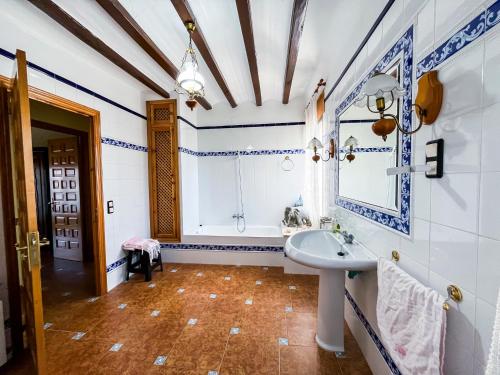 y baño con lavabo y espejo. en CASA CAPITÁN INDALECIO., en Salsadella