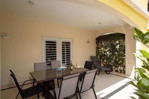 クラレンダイクにあるTrupial D3 Relax & Dive Resort Bonaire Villageのテーブルと椅子のあるダイニングルーム