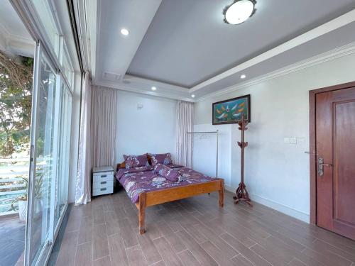 Combretrata في بنوم بنه: غرفة مع أريكة في زاوية غرفة