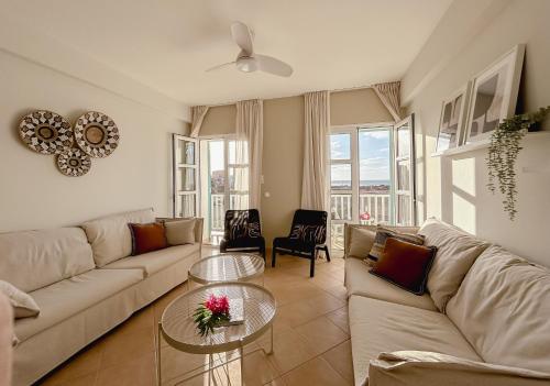 サル・レイにあるPapaya Apartments Boa Vistaのリビングルーム(ソファ、テーブル付)