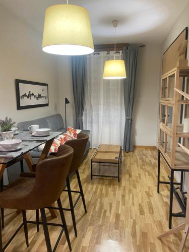 a living room with a table and chairs and a couch at Apartamento casco histórico in Zamora