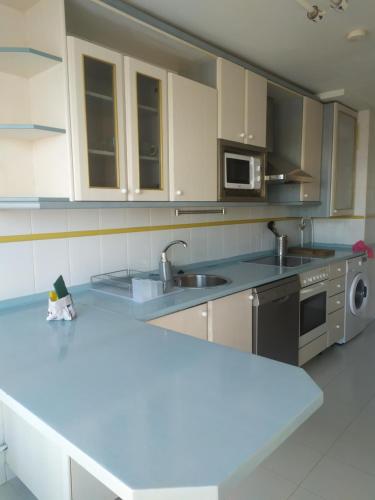 uma cozinha com armários brancos e uma bancada em TXIMELETA Haro em Haro