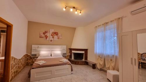 een slaapkamer met een bed en een open haard bij Il Trulletto in Impalata
