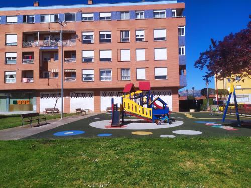 um parque infantil em frente a um edifício em TXIMELETA Haro em Haro