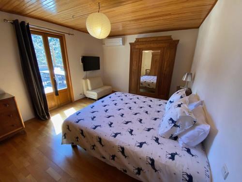 een slaapkamer met een bed in een kamer bij Village de Guillaumes Appartement avec terrasse in Guillaumes