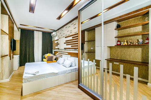um quarto com uma cama e uma parede de vidro em Konsul Apartment Nizami em Baku