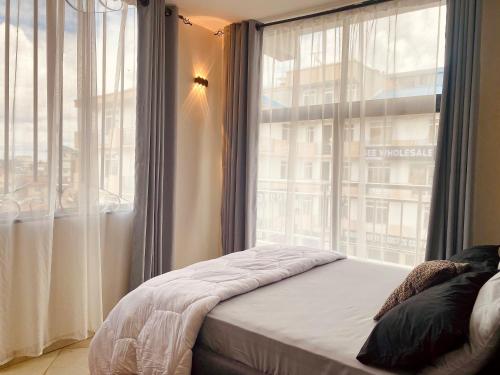 1 dormitorio con cama y ventana grande en Luxurious haven retreat en Dar es Salaam