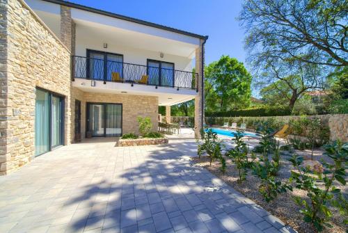 Swimmingpoolen hos eller tæt på VILLA - BELLISSIMA Malinska with private heated pool and table tennis - smart TV