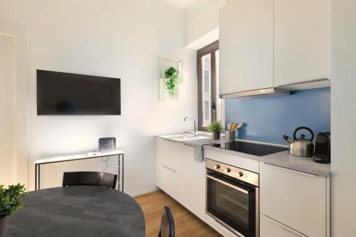 Just Urban Stays - Sunny 2BR Flat in the Heart of Milan - M2 and M4 metro