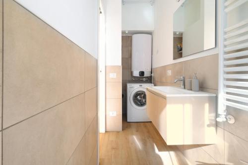 Just Urban Stays - Sunny 2BR Flat in the Heart of Milan - M2 and M4 metro