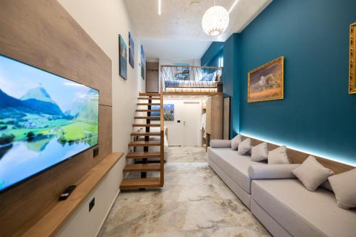 salon z kanapą i telewizorem z płaskim ekranem w obiekcie Mustafa Suites we Wlorze