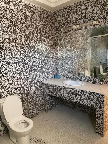 łazienka z toaletą i umywalką w obiekcie APPHIA SERVICES w mieście Pointe-Noire