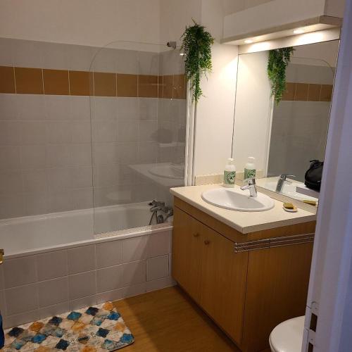 une salle de bain avec un lavabo, une baignoire et des toilettes dans l'établissement 