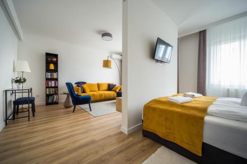 Un dormitorio con una cama y una sala de estar. en Panorama Loft@Cathedral, en Szeged