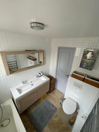 une salle de bain blanche avec un lavabo et des toilettes dans l'établissement Bas de villa chez Marta, à Antibes