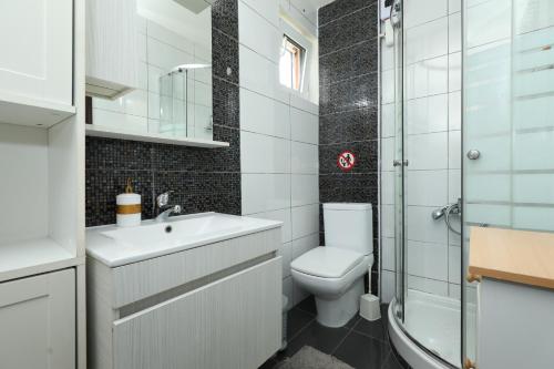 W łazience znajduje się toaleta, umywalka i prysznic. w obiekcie Georgioupolis polentas villa w mieście Georgioupolis