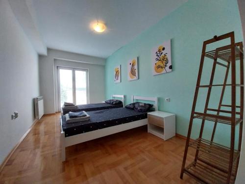 Un dormitorio con una cama y una escalera. en Railway Hostel, en Skopje