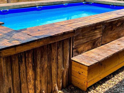 uma piscina com um deque de madeira e uma piscina em Cabaña D&E en Copal KiteBeach em La Cruz