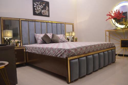 Katil atau katil-katil dalam bilik di Dream home 2 & 4 bedroom Family house