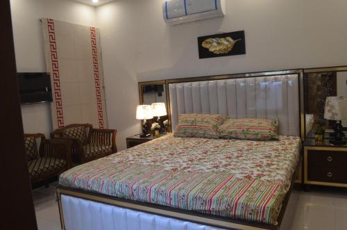 Katil atau katil-katil dalam bilik di Dream home 2 & 4 bedroom Family house
