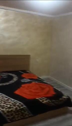 Un dormitorio con una cama con una manta. en Juan, en Carlet