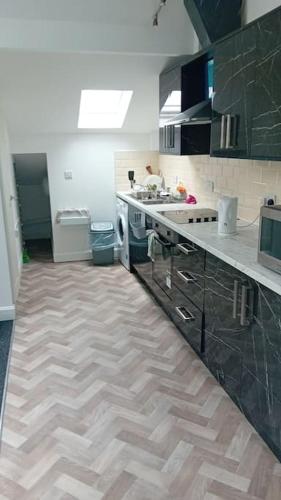 una cucina con pavimento in legno. di Studio Flat 3 Nelson Town Centre a Nelson
