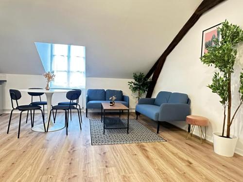 un salon avec un canapé bleu et une table dans l'établissement CHEZ BOB, à Limoges