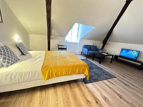 - une chambre avec un lit, une chaise et une télévision dans l'établissement CHEZ BOB, à Limoges