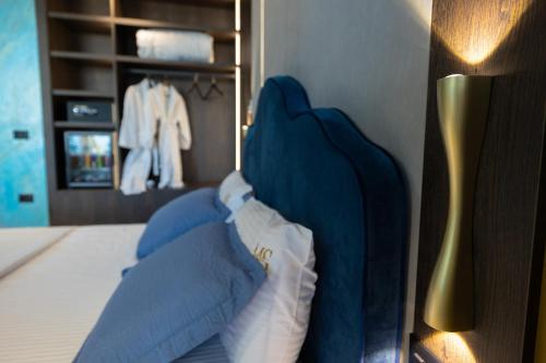 Postel nebo postele na pokoji v ubytování Mustafa Suites