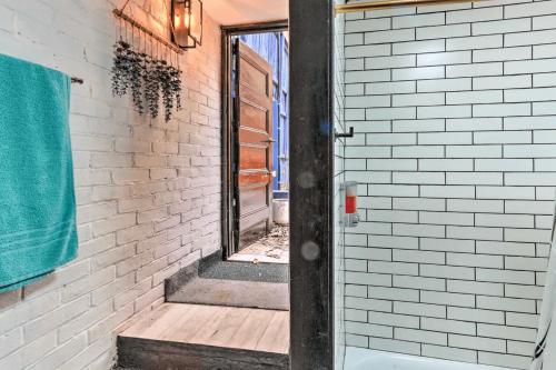 Baño con una puerta que conduce a una ventana en 1850s historic Row House 7min train to NYC with private backyard, en Jersey City