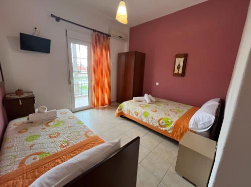 Postel nebo postele na pokoji v ubytování Chrysa Rooms