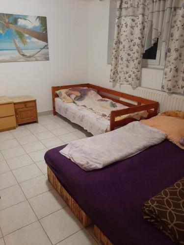 Habitación con 2 camas en una habitación con: en Badacsony Hostel, en Badacsonytomaj