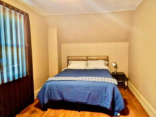 A bed or beds in a room at Cute 3BR house with Pool Table - Bookings by rooms!