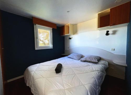 um quarto com uma cama e uma janela em Bungalow Breizh Vue em Plouha