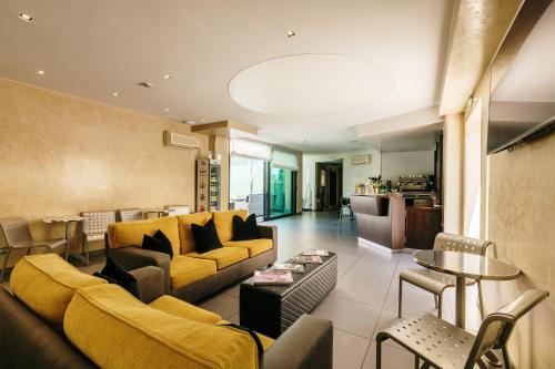 - un salon avec un canapé et une table dans l'établissement Hotel Dei Vicari, à Scarperia