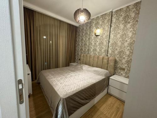 ein kleines Schlafzimmer mit einem Bett in einem Zimmer in der Unterkunft appartment GIORGI in Batumi