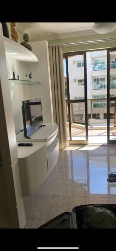 une chambre avec un ordinateur portable assis sur un comptoir dans un bâtiment dans l'établissement Alugo apartamento de luxo, 3 quartos, 2 vagas, à Cabo Frio