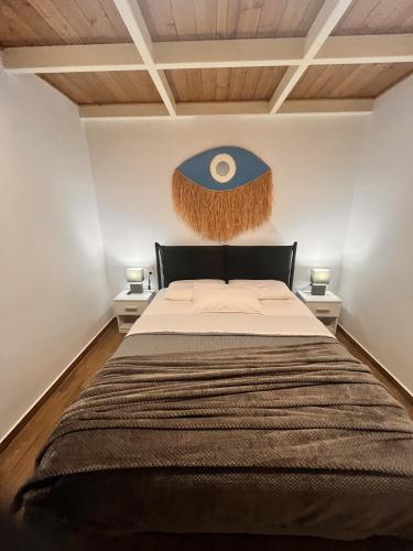1 dormitorio con 1 cama grande y 2 mesitas de noche en CasaDiNova2, en Paradeísion