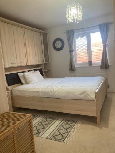 Een bed of bedden in een kamer bij Room with own bathroom in private home