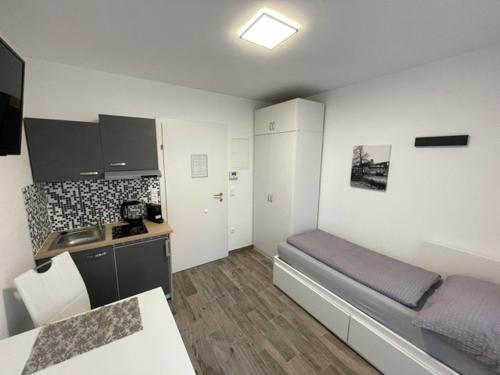 Piccola camera con letto e cucina. di Nici´s Appartements a Litschau